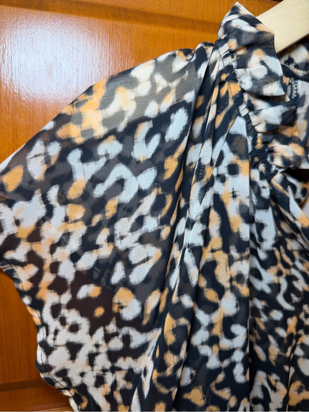Evereve Leopard-Print Cap Sleeve Blouse — Size L - Picture 5 of 16